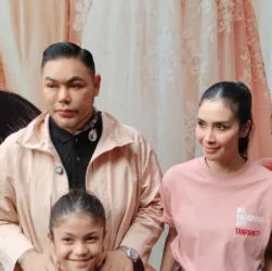 Marsha Timothy kembali menyapa penikmat sinema lewar film drama terbarunya yang berjudul Ibu, Bagaimana Aku Tanpamu?, yang mempertemukannya dengan Ivan Gunawan