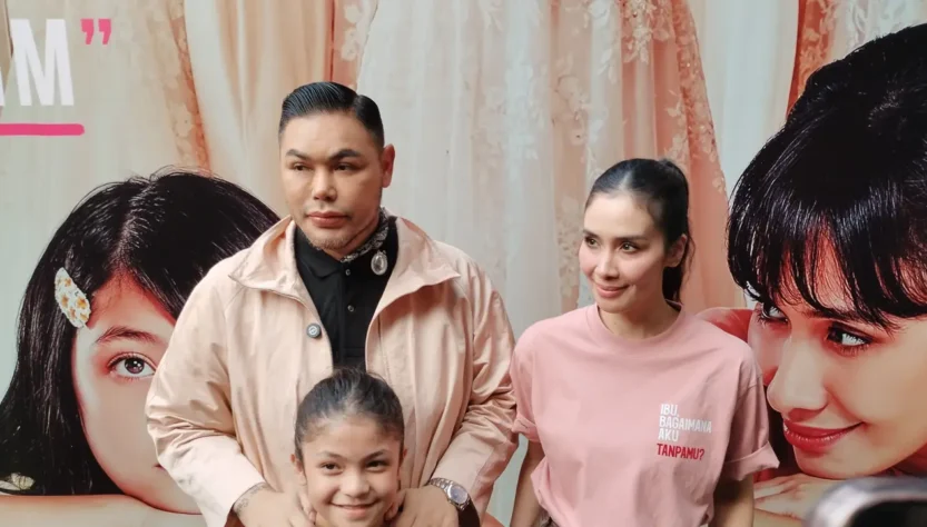 Marsha Timothy kembali menyapa penikmat sinema lewar film drama terbarunya yang berjudul Ibu, Bagaimana Aku Tanpamu?, yang mempertemukannya dengan Ivan Gunawan