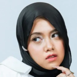 Hanin Dhiya resmi memulai perjalanan baru lewat single "Cinta Ini Membunuhku". Lagu yang sebelumnya populer dibawakan D'MASIV ini kini hadir dalam interpretasi baru dari Hanin.
