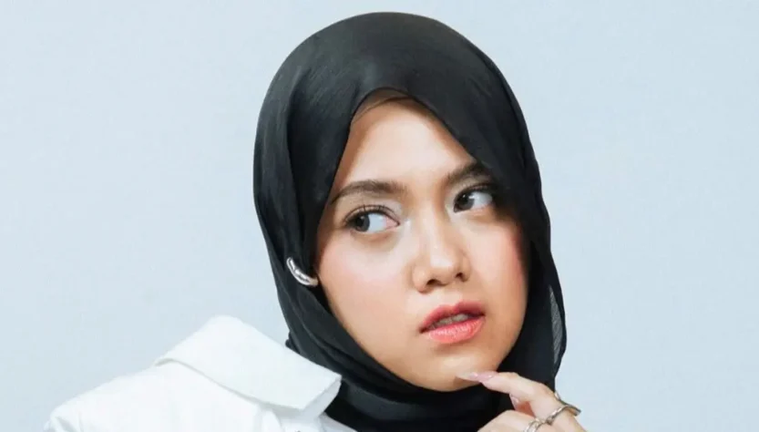 Hanin Dhiya resmi memulai perjalanan baru lewat single "Cinta Ini Membunuhku". Lagu yang sebelumnya populer dibawakan D'MASIV ini kini hadir dalam interpretasi baru dari Hanin.