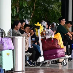 Top 3 Berita Hari Ini salah satunya membahas erupsi Gunung Anak Krakatau mengubah rencana perjalanan pulang sejumlah wisatawan asing.